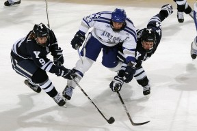 国足教练组研究多国战术风格融合，国足教练团队成员