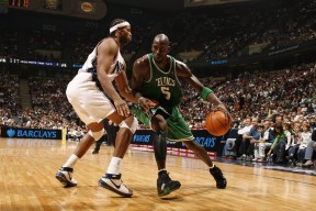 巴萨客场0-2不敌皇马，遭遇赛季首败，巴萨0比7皇马